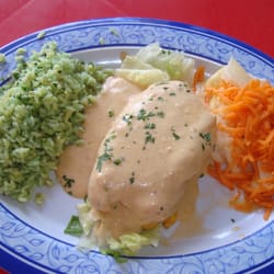 La Aceituna - Pechuga rellena de salami con salsa de chipotle