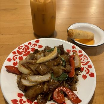 Mae Ornnit Thai Kitchen - Drunken Noodle - Thai Near Me - Annandale, Virginia
