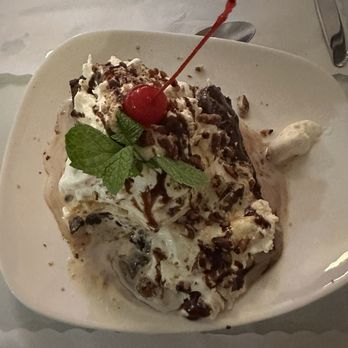 One Fifteen Broiler - Brownie sundae - Steakhouses Near Me - Grants Pass, Oregon