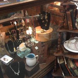 Hill's Gallery & Gifts - Jewelry case