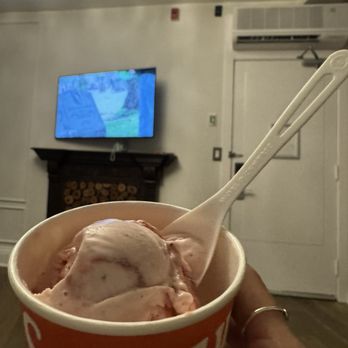 Salt & Straw - Strawberry Honey Balsamic with Black Pepper - Ice Cream & Frozen Yogurt Near Me - Culver City, California Salt & Straw - Strawberry Honey Balsamic with Black Pepper - Ice Cream & Frozen Yogurt Near Me - Culver City, California