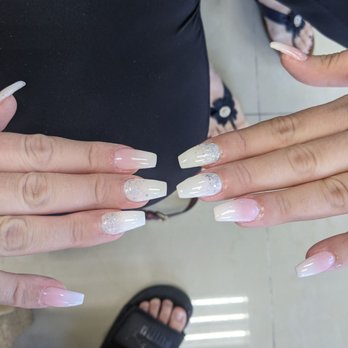 Bellaggio Nail and Spa - Hombre full set with white and silver glitter. - Nail Salons Near Me - Indio, California Bellaggio Nail and Spa - Hombre full set with white and silver glitter. - Nail Salons Near Me - Indio, California