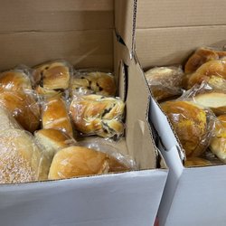 Chinese Grocery - Assorted Chinese bakery buns. Yummy!  Coconut cream, cocktail bun, raisin braid, pineapple buns, yube bun, ham and corn buns in this pic