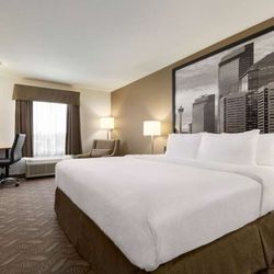 Super 8 by Wyndham Calgary Shawnessy Area - Guest room