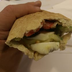 Mavrommatis - Délicieuse pita chypriote avec halloumi grillé (fromage), caviar d'aubergines, tomates, concombre, olives, roquette, persil.