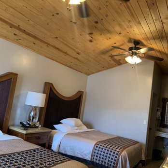 Red Canyon Cabins - Deluxe queen room - Hotels Near Me - Kanab, Utah