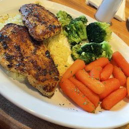 Lemon pepper chicken over rice with carrots and broccoli