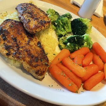 Cheddar's Scratch Kitchen - Lemon pepper chicken over rice with carrots and broccoli - American Near Me - Greenville, South Carolina