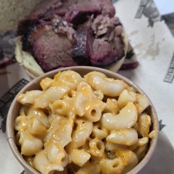 Road Hog Willy's Real Pit Bar-B-Q - Mac and cheese and my brisket - Barbeque Near Me - Mount Vernon, Ohio
