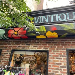 Brooklyn Vintiques - The front of store