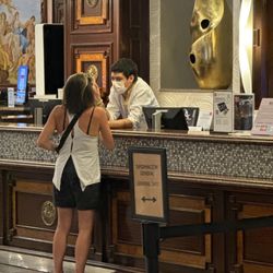 Hotel Riu Palace Las Américas - Staff dealing with guests while he is sick