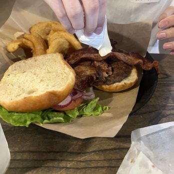 Apple Valley Cafe - wagu burger w bacon - Cafes Near Me - Townsend, Tennessee