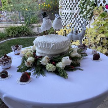 Hidalgo Flowers - Loose garden roses with greenery around the wedding cake - Florists Near Me - Vista, California