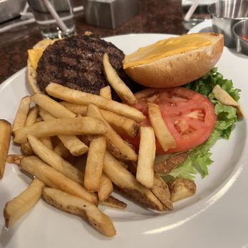BLD Diner - Cheeseburger platter - Diners Near Me - Larchmont, New York