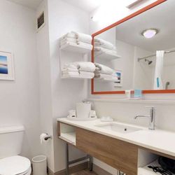 Hampton Inn St. Simons Island - Guest room bath