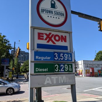 Exxon - Street sign. I'm facing the intersection of Peachtree Rd and Peachtree Cir NE. - Gas Stations Near Me - Atlanta, Georgia Exxon - Street sign. I'm facing the intersection of Peachtree Rd and Peachtree Cir NE. - Gas Stations Near Me - Atlanta, Georgia
