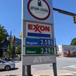 Exxon  - Street sign. I'm facing the intersection of Peachtree Rd and Peachtree Cir NE.