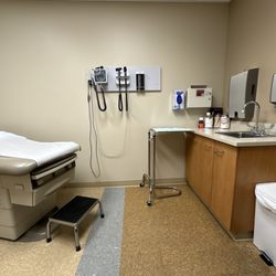 Henry Cheng, MD - HealthyU Clinics - Nice clean exam rooms