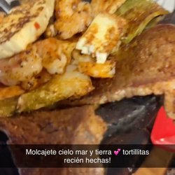El Barzon Mexican Restaurant & Bar - Molcajete cielo mar y tierra