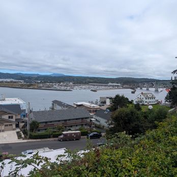 Arden Cottage - Backyard view of bay - Hotels Near Me - Newport, Oregon