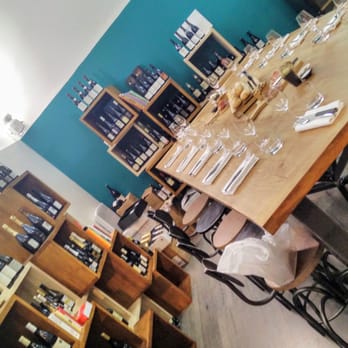 Le Jeu de Quilles - La grande tablée (mais ça c'était avant le drame bien entendu) - Wine Bars Near Me - Lyon, 69 Le Jeu de Quilles - La grande tablée (mais ça c'était avant le drame bien entendu) - Wine Bars Near Me - Lyon, 69