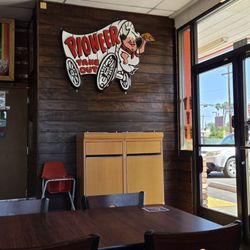 Pioneer Chicken - Clean dining room