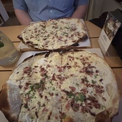 Pier 58 - Original flammkuchen and knobi mit käse flammkuchen