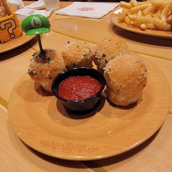 Toadstool Cafe - Toad's Toadstool garlic bread - Cafes Near Me - Universal City, California