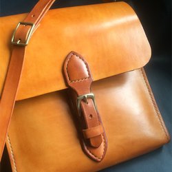 Daithi Leather - Hand stitched finish