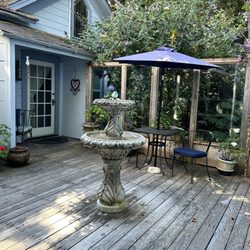 Shaw House Inn - Courtyard outside our room