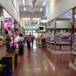Mercado Municipal De Quart - Entrada al mercado, no es muy grande, pero lo que venden está todo muy bueno. :)
