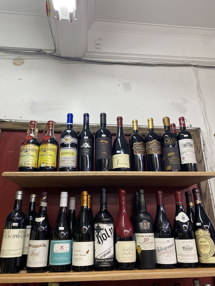 Teddy's Market Liquor Logo