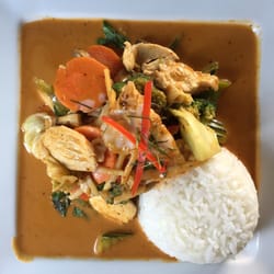 Red Curry Thai - Red curry with chicken and (added) vegetables