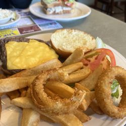 Setauket Village Diner - Cheeseburger deluxe