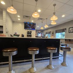Gus's Keystone Family Restaurant - There is a quiet downstairs counter / 7.2025