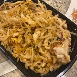 Tsui's Garden - Chicken Pad Thai (a few bites missing)