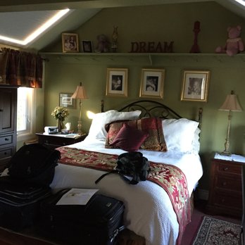 A Good Knight - upstairs bedroom - Bed & Breakfast Near Me - Victoria, British Columbia