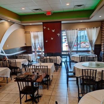 Lucky Dragon 龍圖飯店 - Inside - Cantonese Near Me - Houston, Texas