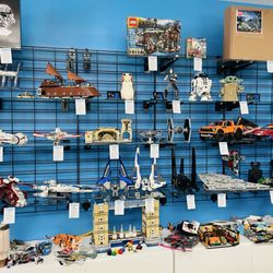 Bricks & Minifigs