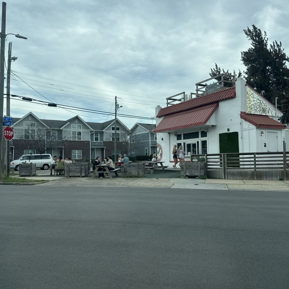 Great pizza and wings spot. Close to one of the best ice creams spots as well. Win Win. Great pizza and wings spot. Close to one of the best ice creams spots as well. Win Win.