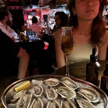 Bootlegger Cocktail Bar & Cuisine - Oysters - Cocktail Bars Near Me - Montreal, Quebec