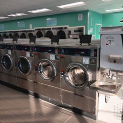 SuperClean Laundromat - Washers of all sizes, very clean
