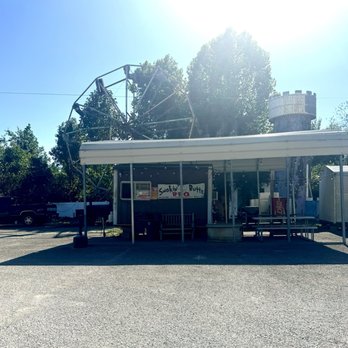 Smokin' Butts BBQ - Smokin' Butts BBQ stand right on a service stop off of 75 - Barbeque Near Me - Pioneer, Tennessee