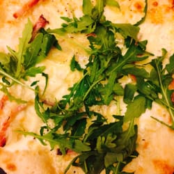 Pizza Via Veneto - Une suzanna : crème chèvre oignons lardons et roquette