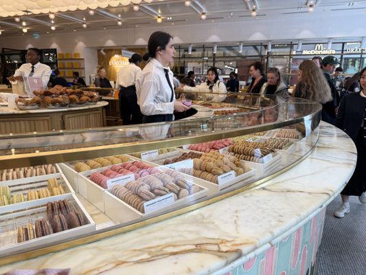 86Champs - L'Occitane x Pierre Hermé by null