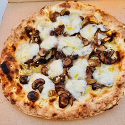 Re Di Roma Wood Fired Pizza Food Truck - Tartufata pizza - fior di latte mozzarella, garlic, crimini mushrooms, black truffle oil