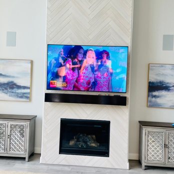 Picture Hanging with US - Living room - Interior Design Near Me Picture Hanging with US - Living room - Interior Design Near Me