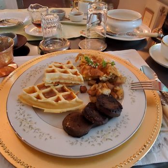 Ye Olde Manor House - Gourmet breakfast. - Bed & Breakfast Near Me - Elkhorn, Wisconsin
