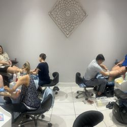 NOIRE the Nail Bar - My favorite people enjoy great service!