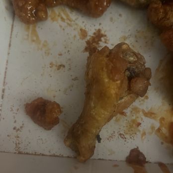 Buffalo Wild Wings - LEFT - Boneless chicken, RIGHT - Traditional chicken. YOU ARE JOKING ME RIGHT NOW LMFAO. - Chicken Wings Near Me - San Diego, California